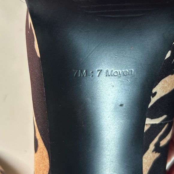 GUESS Tiger Print Hidden Platform Stiletto heels pumps. Size 7M. - Picture 9 of 12